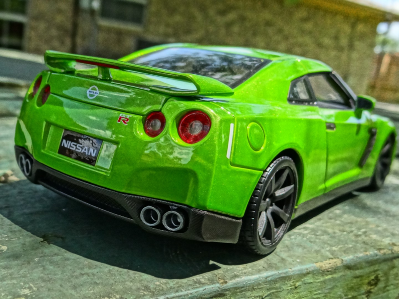 Illustration for article titled Rawr!!! Godzilla! Maisto 1:18 Nissan GT-R